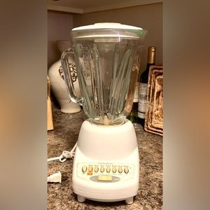 Vintage 14 speed Hamilton Beach blender. 48 oz glass jar. In great condition.